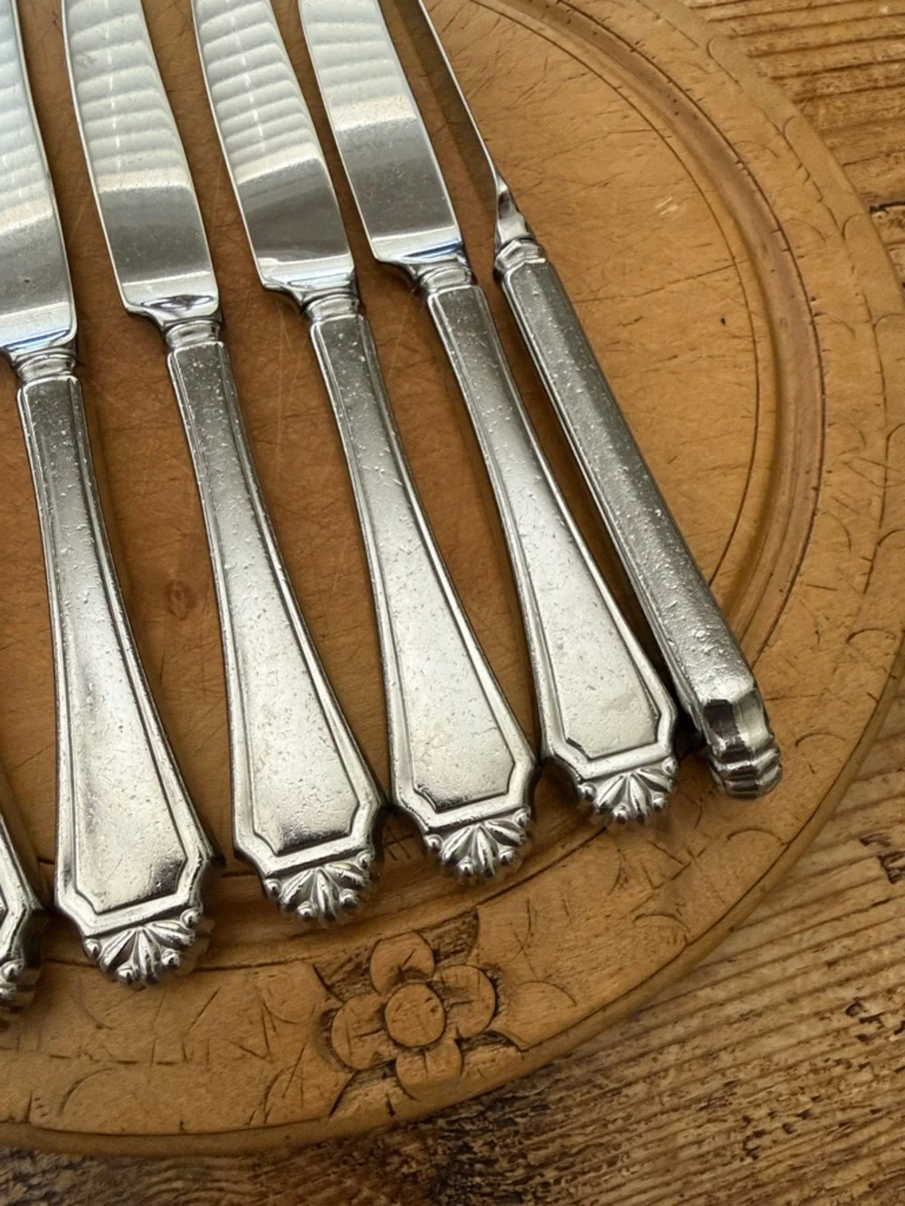 Beautiful Set of 6 Oneida Stainless Steel Dinner Knives | Henley Design